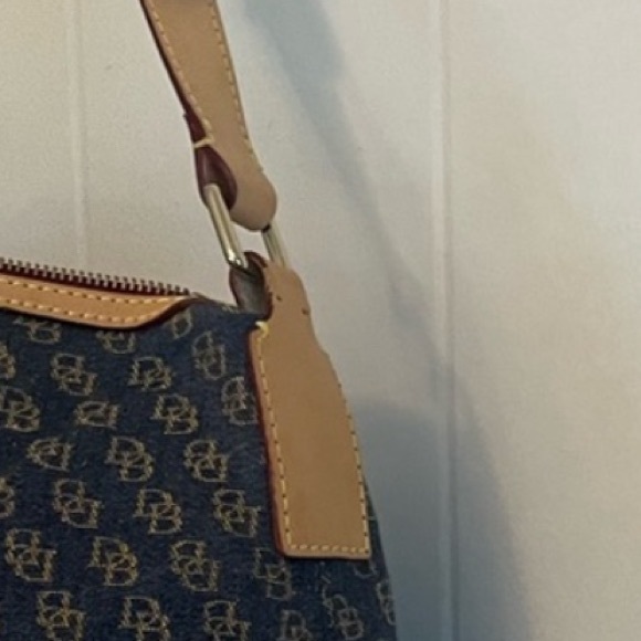 EUC Dooney and Bourke shoulder sac - Picture 5 of 7